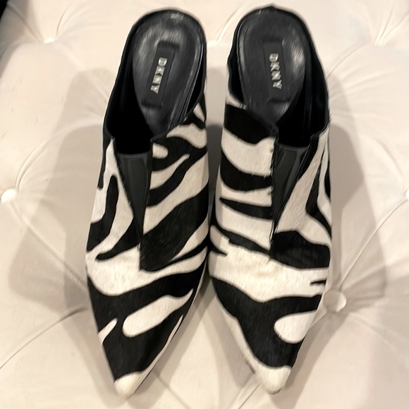 🌟 MAKE A STATEMENT 🌟 DKNY Dacey mules, 9.5 - Picture 4 of 5
